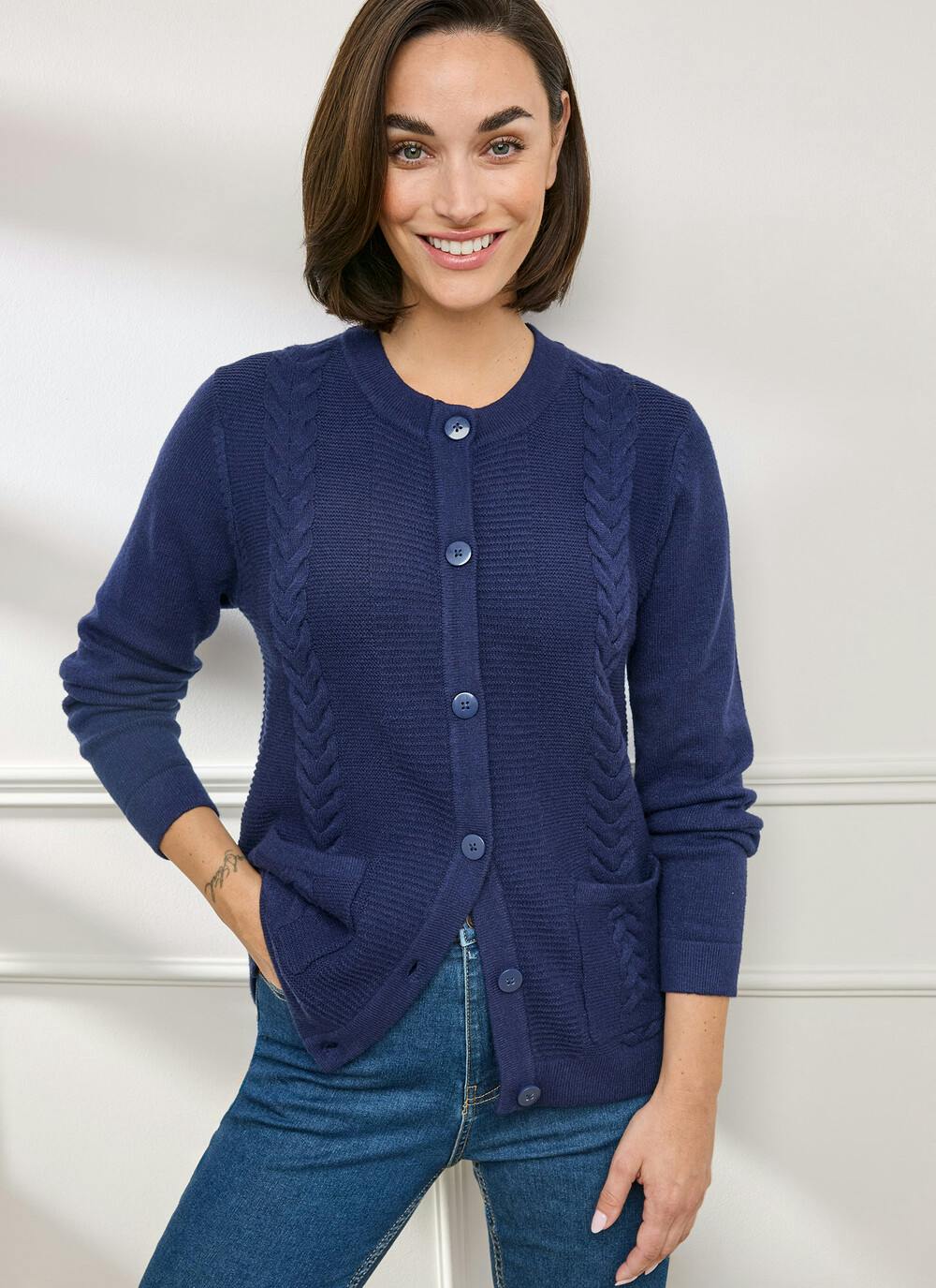  Single Cable Knit Crew Neck Cardigan